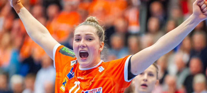 Дания. В первом финальном матче чемпионата страны у линейной "Оденсе" Рикке Иверсен лопнула барабанная перепонка после удара Кристин Брейстель