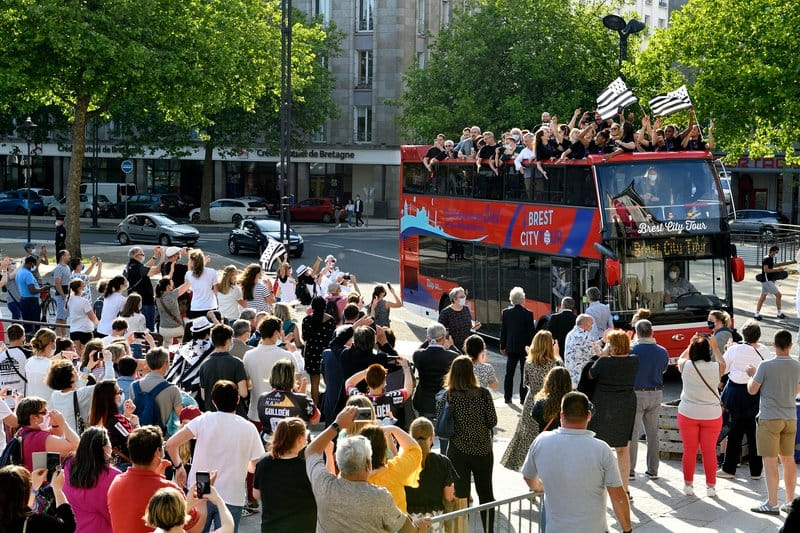 2 ноября случаи. Фанаты Бреста Франция. Чемпионы празднуют на автобусе по городу.