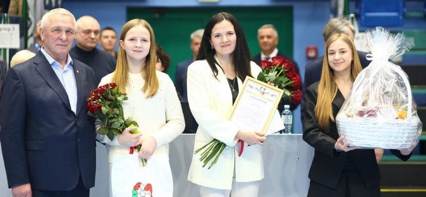 Линейная "Берестья" Елена Алексеюк получила специальную благодарность "Триумф материнства и гандбола"