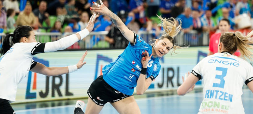 Лига чемпионов. "Крим" Дарьи Дмитриевой дома уступил "Бухаресту" в первом матче плей-офф. Россиянка забросила семь мячей