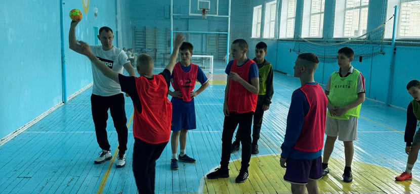 Василий и Анна Филипповы провели гандбольный мастер-класс в Багряниковской школе-интернате