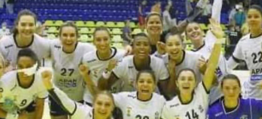 Румыния. "Дунэря" дома разгромила столичную "Штиинцу" и возглавила турнирную таблицу. На счету бразильских гандболисток хозяек 20 голов