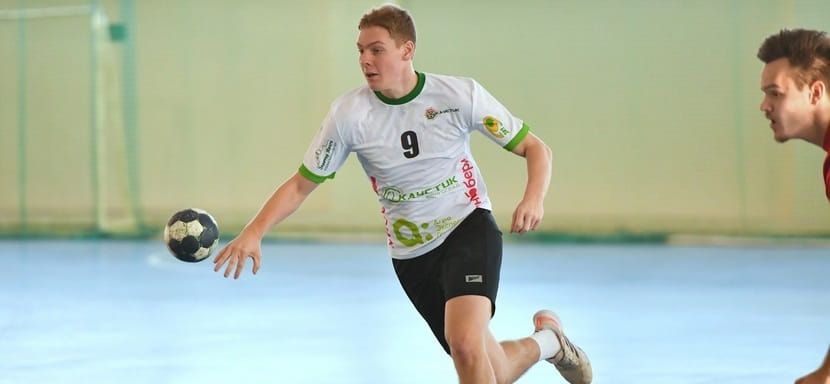 Молодёжное первенство России. Юноши. Разыгрывающий дубля "Каустика" Сергей Палащенко забросил 21 мяч в ворота второй команды "Виктора"