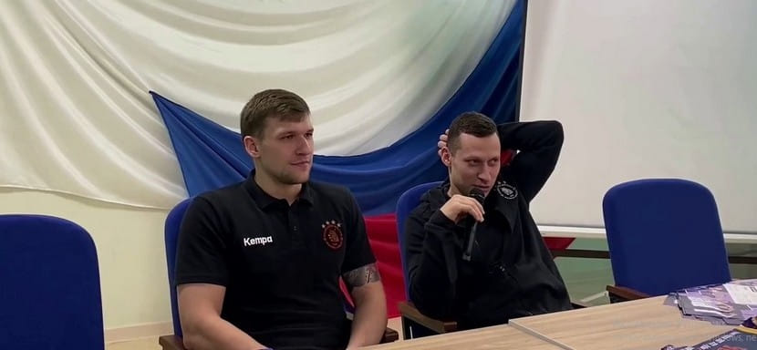 Россия. Капитан "Чеховских медведей" Кирилл Котов и линейный Николай Емельяненко провели "Классную встречу" с учениками школы (ВИДЕО)