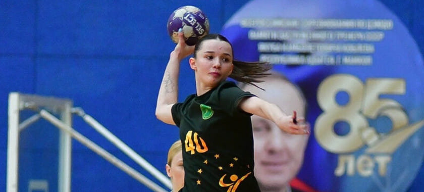 "Черноморочка" в гостях разгромила майкопский АГУ-"Адыиф" в чемпионате России. Юлия Хавронина получила красную карточку