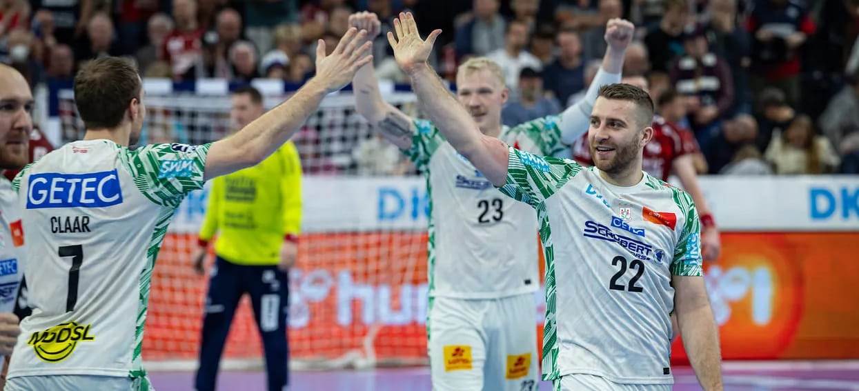 Перестановки в бундеслиге: Перес де Варгас дебютировал в "Киле", "Магдебург" — снова первый