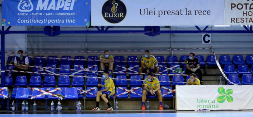 Румыния. Зрители отсутствуют, игроки на трибунах в масках, мяч заменяется каждые десять минут. Проведены первые после карантина матчи