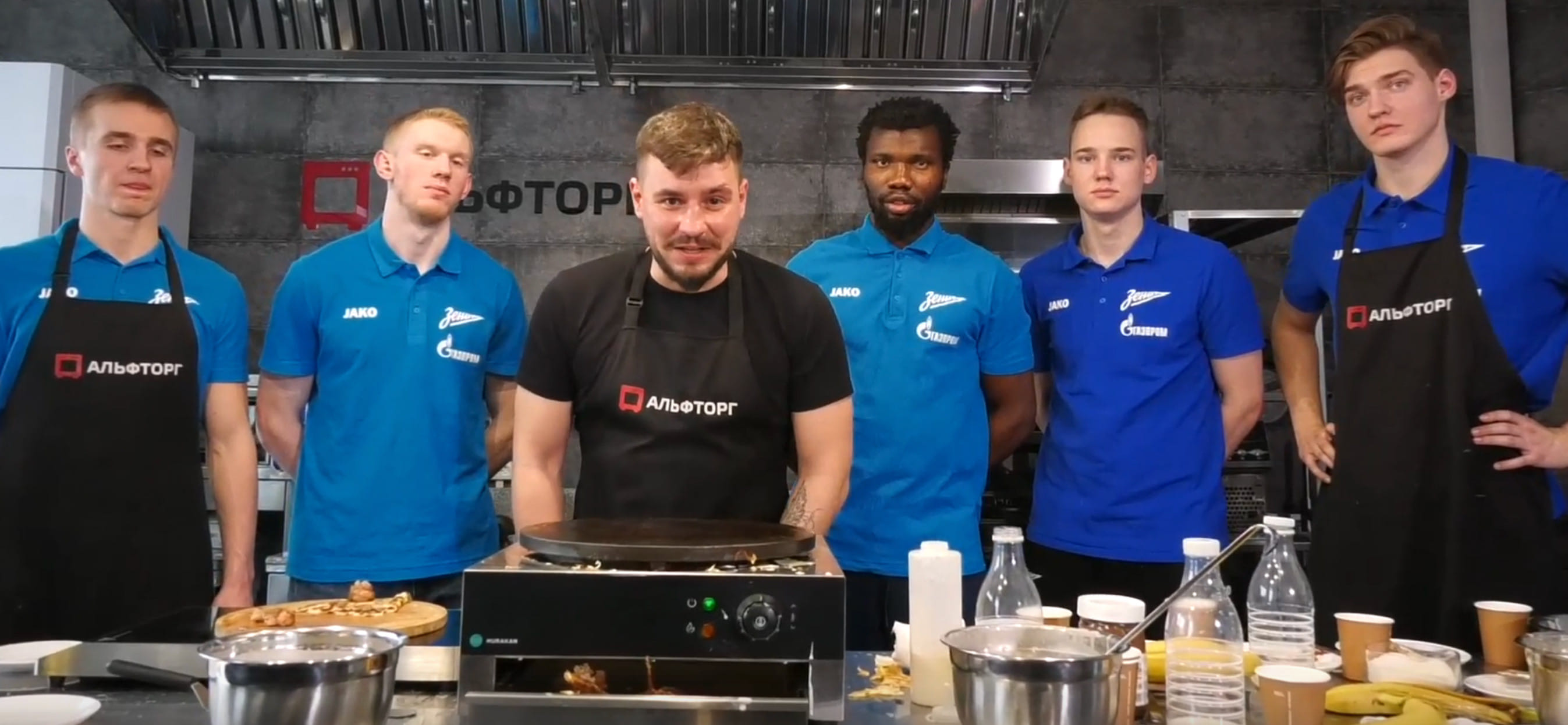 Россия. Во время масленичной недели гандболисты первой и второй команд "Зенита" провели соревнования по приготовлению блинов (ВИДЕО)