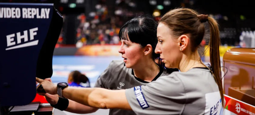 На ЧЕ-2026 судьи пользуются видеоповторами в среднем по 1,4 раза за матч, два года назад было по 0,5. Красных карточек тоже стало больше