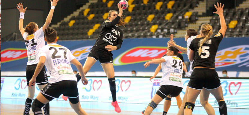 Румыния.  "Байя-Маре" одержал победу над "Вылчей" и продолжает преследовать "Бухарест". "Рапид" обыграл "Дунэрю"