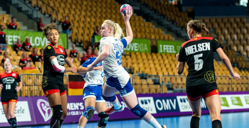 Девушки. ЧЕ-2019. Курсы повышения мотивации. К вопросу о полном российском счастье