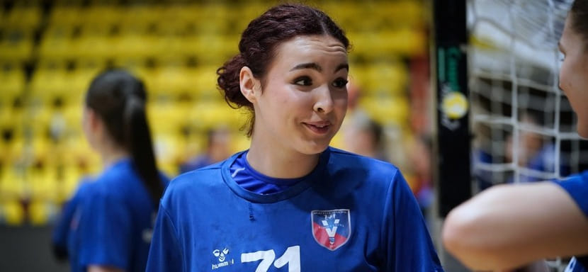 Правая полусредняя сборной Румынии и "Вылчи" Алисия Гогырлэ продолжит карьеру в "Крайове"