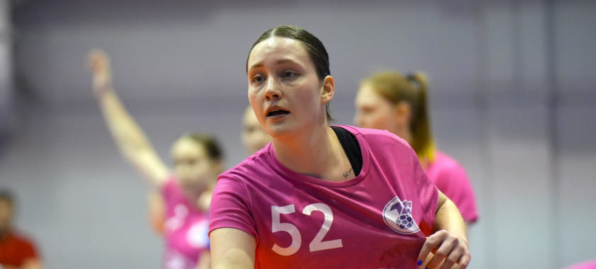 Влада Красильникова из дубля "Университета" по-прежнему лидирует в гонке бомбардиров молодёжного первенства. Полина Толстокорая вторая