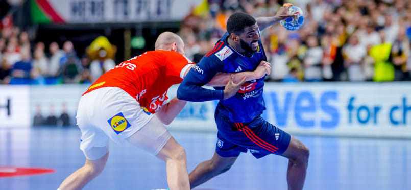 ОИ-2024. Правый полусредний сборной Франции Дика Мем получил повреждение и пропустит несколько дней. Гандболист травмировал бросковую руку