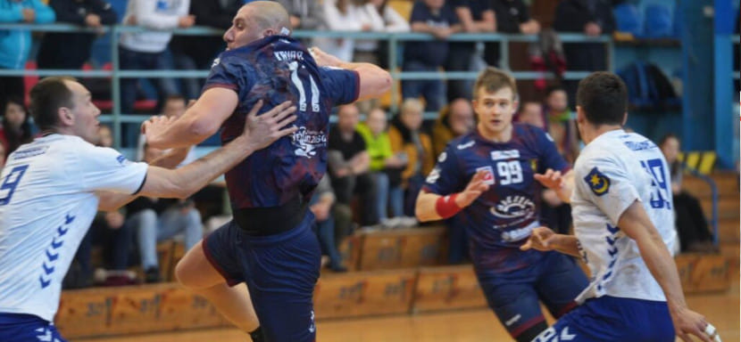 Польша. Лидирующие "Висла", "Кельце" и "Гурник" одержали убедительные гостевые победы. Аутсайдер "Погонь" дома обыграла "Тарнув"