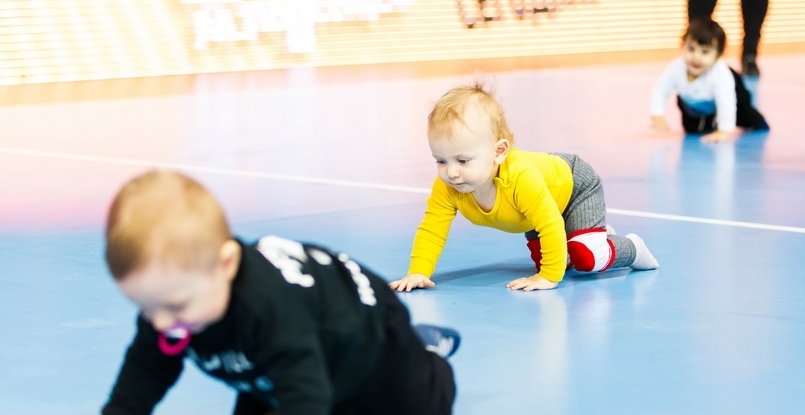 Суперлига. Сюжет о "Забеге младенцев" в перерыве матча между "Ростов-Доном" и ЦСКА (ВИДЕО)