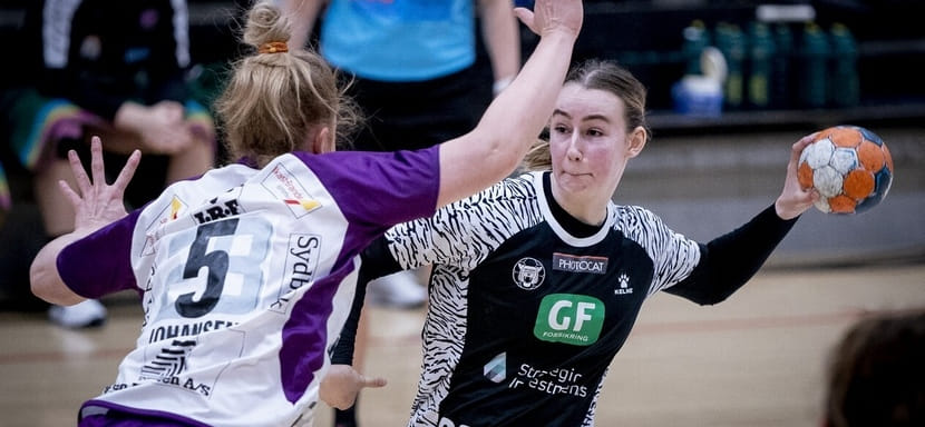 Дания. Правая полусредняя "Копенгагена" Клара Томсен выбыла на несколько месяцев из-за травмы мениска