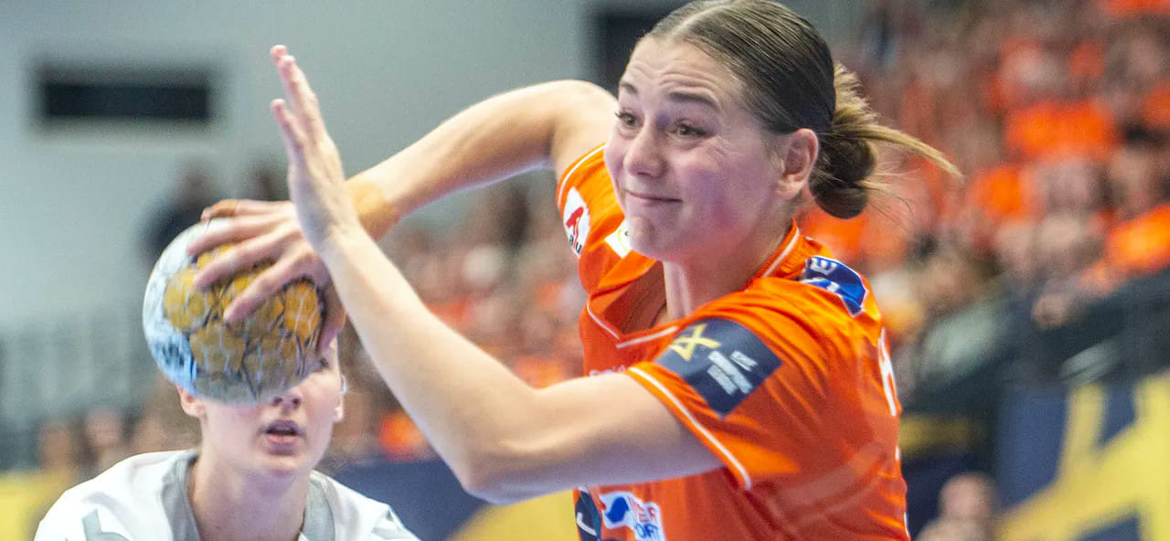 Дания. "Оденсе" уступал "Виборгу" после первого тайма, но сумел добиться победы. Лидирующий "Эсбьерг" разгромил "Бьёррингбро"