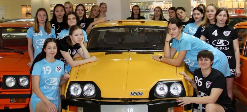 Гандболистки ижевского "Университета" посетили местный автомобильный завод "Лада" и салон генерального спонсора клуба (ФОТО)