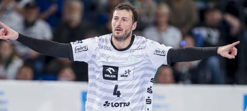 Бундеслига. 35-летний капитан "Киля" Домагой Дувняк продлил контракт с "зебрами" ещё на один сезон. Он в клубе с 2014 года