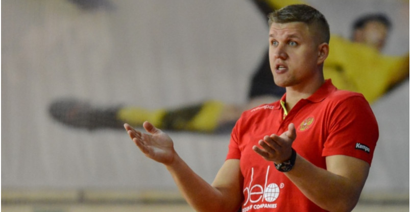 Главный тренер сборной России (U-20) Валентин Бузмаков наблюдал за игрой подопечных из больницы. У бровки его заменил Юрий Зайцев