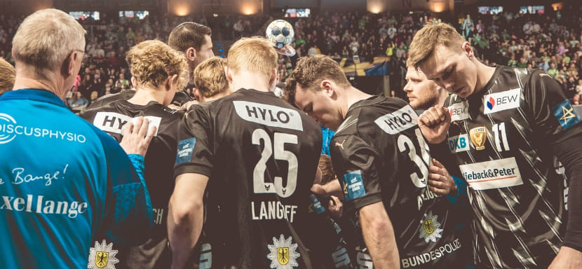 "Пари Сен-Жермен" потерпел поражение от "Вислы" Косоротова и Самойло, "Берлин" одолел "Веспрем" и ещё один результат 9-го тура ЛЧ