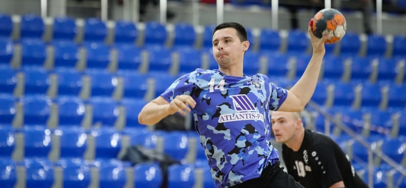 Высшая лига. Экс-полусредний "Чеховских медведей" и "Виктора" Максим Куретков возобновил карьеру. Он стал игроком "Зиланта" из Казани