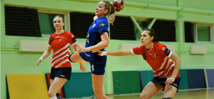 "Zvezda Handball Cup". "Звезда" нанесла поражение "Ладе" и сравнялась с "Ростов-Доном" по набранным очкам. Завтра команды играют между собой