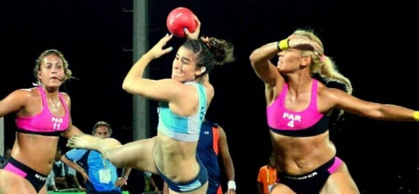 Аргентина. Игроки женской сборной по пляжному гандболу борются с коронавирусом в Буэнос-Айресе