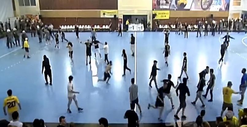 Жесть из чемпионата Греции. Болельщики АЕКа в финале атакуют игроков приезжего "Олимпиакоса" (ВИДЕО)