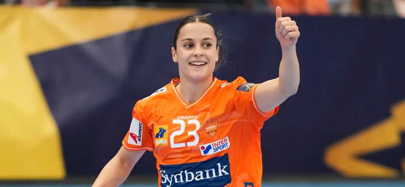 Дания. 23-летняя левая крайняя Эльма Халилчевич продлила контракт с "Оденсе" до лета 2027 года. Состав "оранжевых" пополнила лидер "Аякса" Анна Грундтвиг