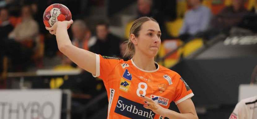 Дания. Бывшая полусредняя "Ростов-Дона" нидерландка Лоис Аббинг, выступающая за "Оденсе", объявила о беременности