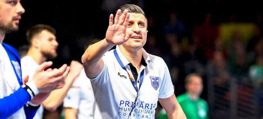 "Он на голову выше меня, я его не бил!". Главного тренера "Тимишоары" Джордже Бурича дисквалифицировали и оштрафовали за инцидент на скамейке