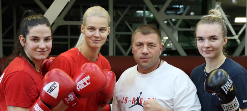 Александра Лебедева, Снежанна Вертушкова и Ксения Обуховская приняли участие в боксёрском занятии с тренером Академии Флойда Мейвезера (ФОТО)