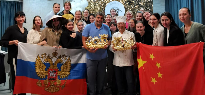 Olimpbet Суперлига. Гандболистки и тренерский штаб "Динамо-Синары" стали гостями Дома китайской кухни "Золотой дракон"