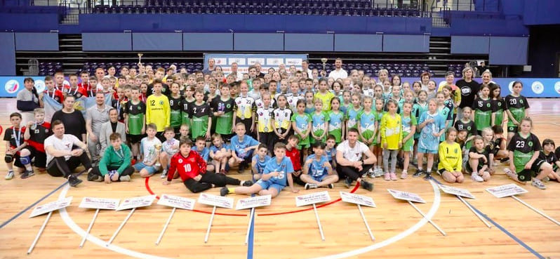 Россия. Проект "Гандбол — в школу" расширяется на Сахалине. Комплект спортинвентаря от ФГР получат ещё 14 общеобразовательных учреждений