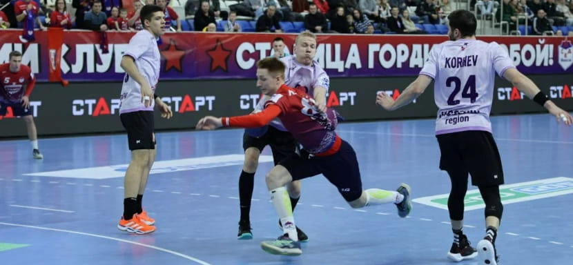 Минский СКА на домашней площадке вновь минимально одолел "Чеховских медведей" в СЕХА-лиге. Кирилл Рабчинский забросил 11 мячей