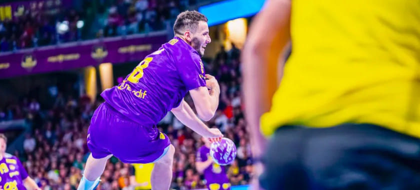 "Нант" дома справился с "Монпелье", нанеся соперникам первое поражение в сезоне. 15 голов Камиля Сыпшака принесли "ПСЖ" победу в матче с "Трамбле"