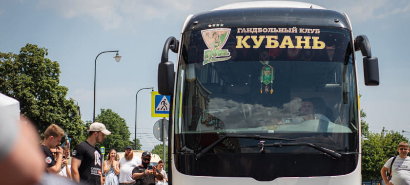 Россия. Автобус краснодарской "Кубани" принял участие в турнире "Самый сильный человек". Его пытались перетянуть (ФОТО)