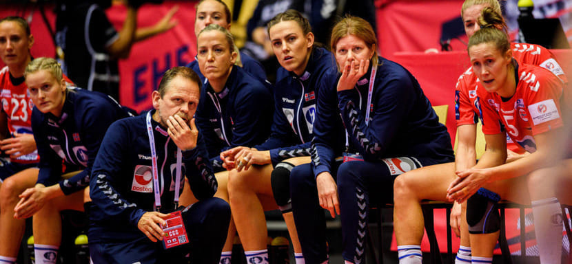 Портал Handall-planet открыл голосование за лучшего тренера мира-2020 в женском гандболе. В шорт-листе четыре наставника