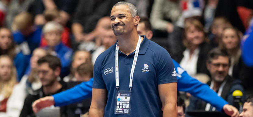 Франция. Бывший рулевой сборной Франции Дидье Динар два дня провел в "Понто-Комбо" (Д2), где работал над игрой в обороне