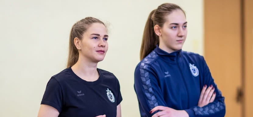 Гандболистки ЦСКА Юлия Баева и Эвелина Аношкина провели мастер-класс для учеников одной из московских школ (ВИДЕО)