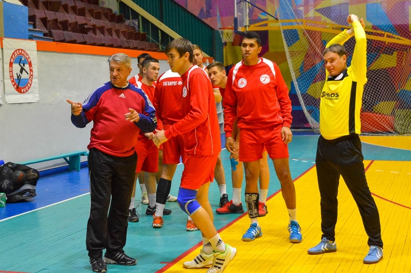 Главный тренер "Таганрога"-ЮФУ Виталий Крохин: "В регионе появились предпосылки для развития гандбола, а не для его окончательной смерти"