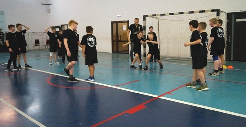 Наставник "Пермских Медведей" Валентин Бузмаков провел тренировку для юных гандболистов