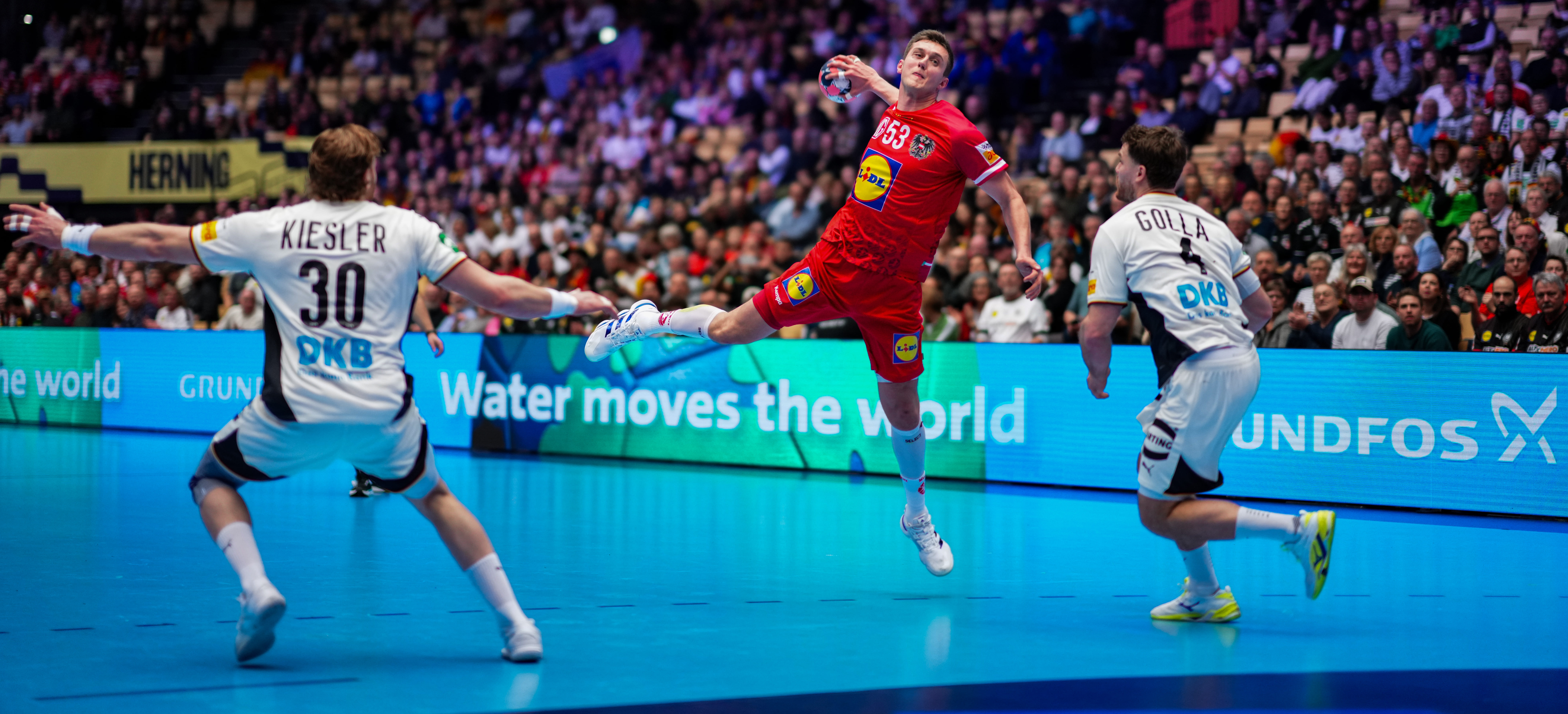 Гисласон рекламирует свою команду, желания немедленно брать товар пока не возникло. Как Германия начала ЧЕ