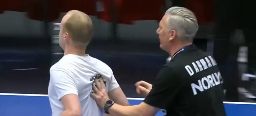 Болельщик выбежал на площадку в матче Дания — Чехия и рассыпал конфетти. Его вытолкал с площадки Николай Якобсен, а игроки подметали мусор