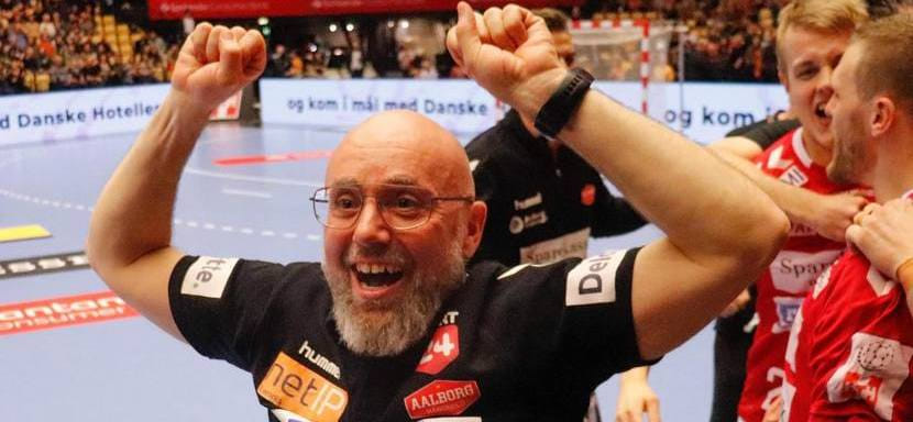 Дания. 45-летний главный тренер Стефан Мадсен подписал новый контракт с "Ольборгом"