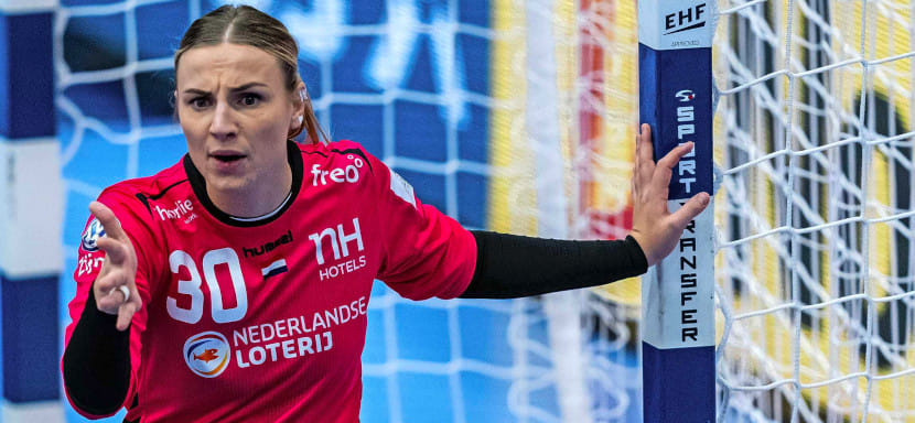 "Больно ощущать, как страх, печаль и бессилие овладевают телом". Вратарь сборной Нидерландов и "Тюрингера" Ринка Дёйндам ставит карьеру на паузу