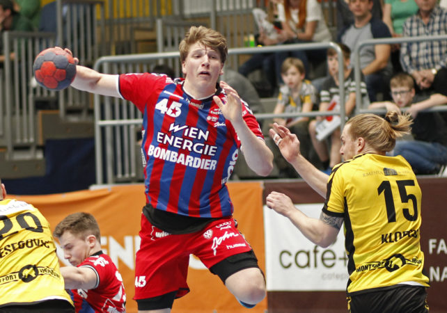 Чемпионат Австрии. Полусредний клуба "Файверс" Лука Хутечек признан новичком года