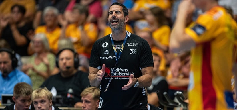 Дания. Спустя два месяца после назначения Ян Марко Фог покинул пост главного тренера "Гудме"